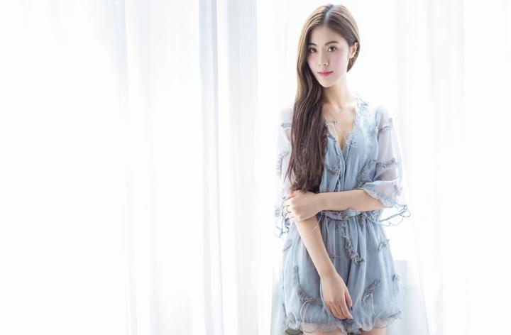 女式开襟游泳衣游戏设计的潮流与美学